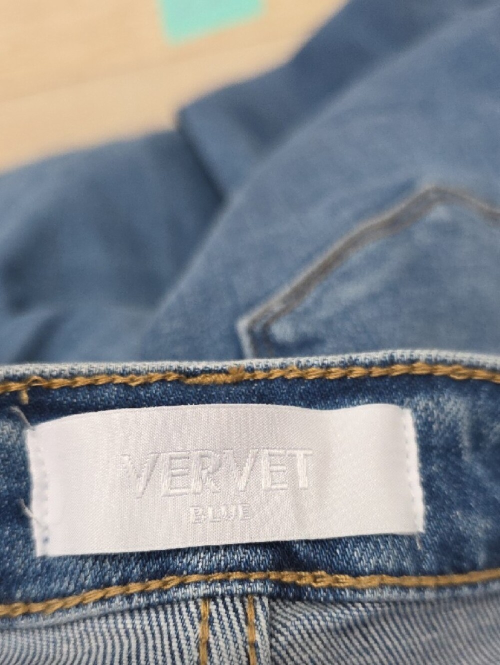High-Rise Wide-Leg Jeans in Mid Blue - Picture 4 of 9